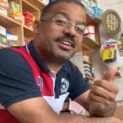 Regardez ! Le client lève le pouce
